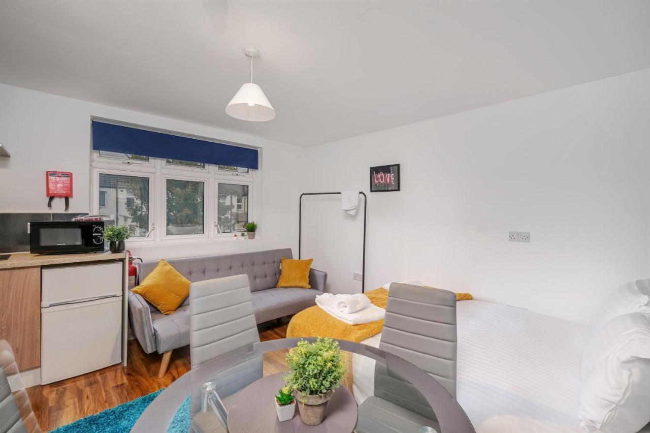 Harrow on the Hill Fernbank Rooms Sudbury Hill, Harrow, Self-Contained Studios With En-Suite المظهر الخارجي الصورة